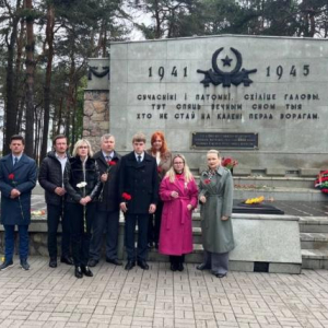 Адвокаты возложили цветы к Мемориалу концлагеря «Шталаг-352» в Масюковщине.