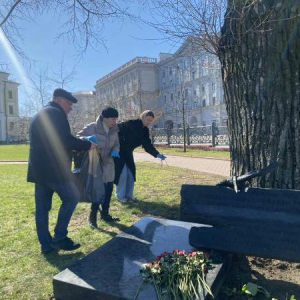 Адвокаты убрали прилегающую территорию возле мемориала, расположенного в Александровском сквере в г.Минске