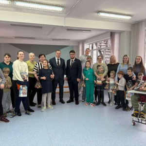 Вручение сладких подарков и подарочных сертификатов 