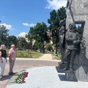 Возложение цветов к памятному знаку участникам Минского подполья времён Великой Отечественной войны Возложение цветов к памятному знаку участникам Минского подполья времён Великой Отечественной войны