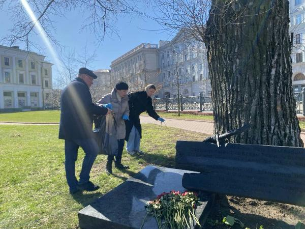 Адвокаты убрали прилегающую территорию возле мемориала, расположенного в Александровском сквере в г.Минске