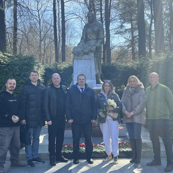 Адвокаты возложили цветы к монументу Воинам и партизанам