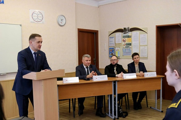 Диалоговая площадка на тему «Выборы депутатов 2024: аргументы и факты» состоялась в «СШ № 116 г. Минска им. М.В. Фрунзе». 