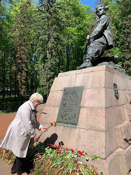 Адвокаты возложили цветы к памятнику Героя Советского Союза Марата Казея