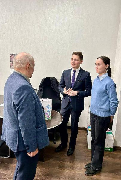 Молодые адвокаты поздравили ветерана с Днем Победы