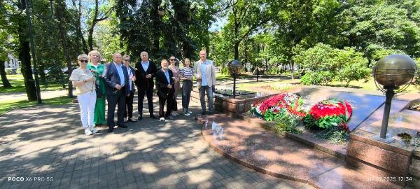 Адвокаты возложили цветы к братской могиле на бульваре Толбухина