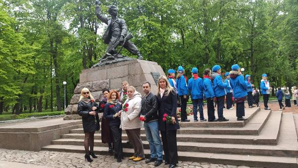 Адвокаты возложили цветы к памятнику Героя Советского Союза Марата Казея