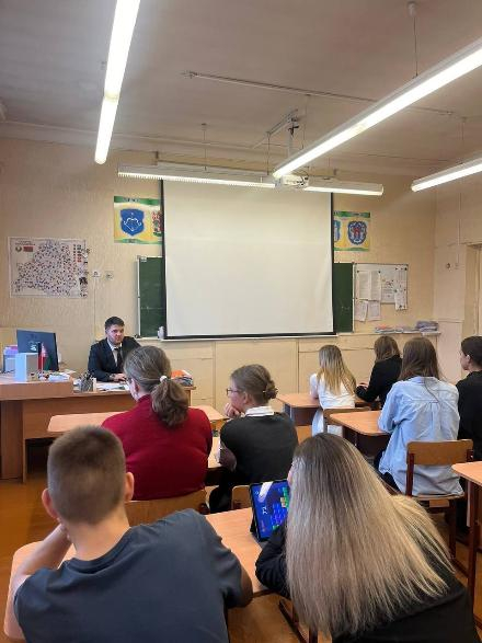 Председатель СМА МГКА провёл занятие с учащимися на тему: «Основы конституционного права»
