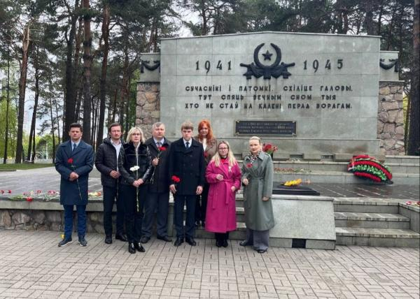 Адвокаты возложили цветы к Мемориалу концлагеря «Шталаг-352» в Масюковщине.