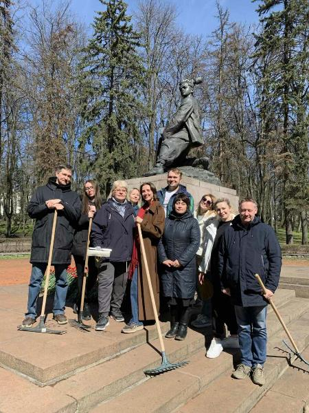 Адвокаты приняли участие в уборке памятника и территории возле памятника Марату Казею 