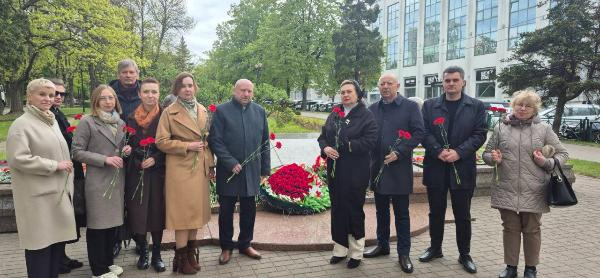 Адвокаты возложили цветы к братской могиле на бульваре Толбухина